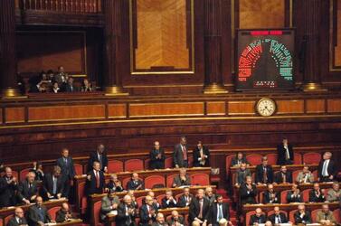 UMBERTO BOSSI CON LA MOGLIE E I FIGLI IN AULA DURANTE LA VOTAZIONE PER LA DEVOLUTION