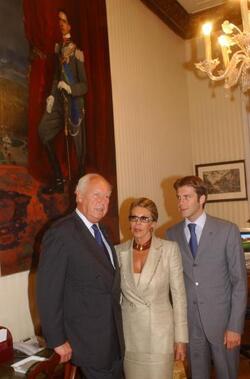 VITTORIO EMANUELE MARINA DORIA EMANUELE FILIBERTO DAVANTI AL RITRATTO DI UMBERTO SECONDO DI SAVOIA
