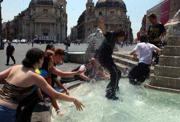 CALDO ESTATE TURISTI PIAZZA DEL POPOLO ACQUA ROMA