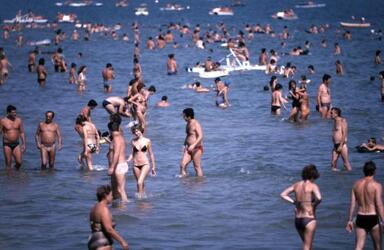 RICCIONE ESTATE TURISMO TURISTI SPIAGGIA SPIAGGE BAGNANTI MARE COSTUME ANNI 80 RICCIONE ESTATE TURISMO TURISTI SPIAGGIA SPIAGGE BAGNANTI MARE COSTUME ANNI 80