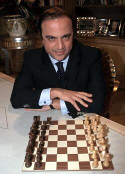 GIUSEPPE GALATI POLITICO MENTRE GIOCA A SCACCHI SPORT