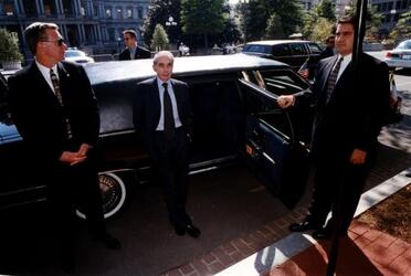 GIULIANO AMATO PRESIDENTE DEL CONSIGLIO WASHINGTON SCORTA SCORTE AUTO AUTOMOBILE