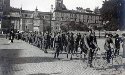 LE FRECCE AZZURRE SFILANO IN PIAZZA DEL POPOLO FASCISMO