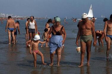 RICCIONE ESTATE TURISMO TURISTI SPIAGGIA SPIAGGE BAGNANTI MARE COSTUME ANNI 80 ANZIANI BAMBINI NONNI NONNO NONNA