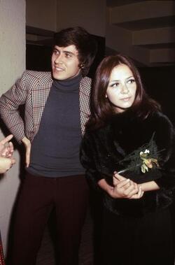 GIANNI MORANDI CANTANTE AUTORE CON LA MOGLIE Laura Efrikian 1969