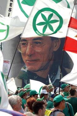 UMBERTO BOSSI POLITICO LEGA NORD LEGA NORD PONTIDA BANDIERE