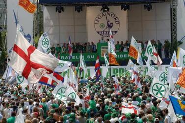 LEGA NORD PONTIDA BANDIERE UMBERTO BOSSI