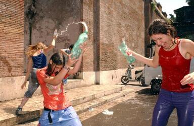 CALDO ESTATE TURISTI ACQUA