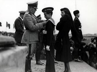 Benito Mussolini Duce dell Italia fascista premia un cadetto al XVII Annuale dell Aeronautica