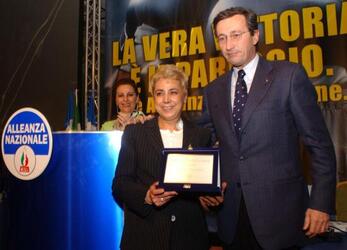 PREMIO DONNA PROTAGONISTA GIANFRANCO FINI CON LA SUA SEGRETARIA RITA MARINO