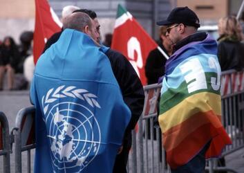 NAZIONI UNITE ONU MANIFESTAZIONE PACE BANDIERE