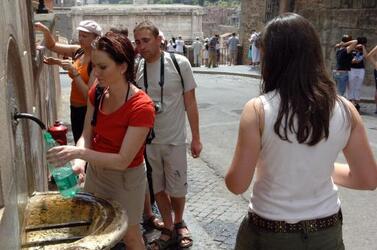 TURISTI CALDO ESTATE ACQUA FONTANELLA FONTANA