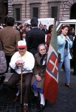 bandiere manifestazioni movimento monarchico italiano monarchici