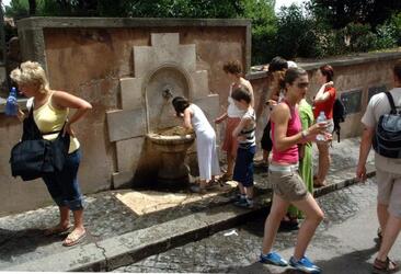 TURISTI CALDO ESTATE ACQUA FONTANELLA FONTANA