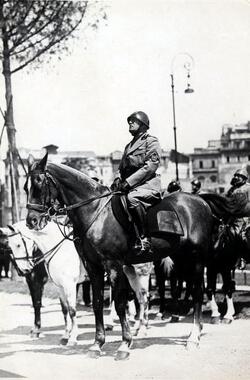 Benito Mussolini Duce dell Italia fascista a cavallo A VIA DEI FORI IMPERIALI