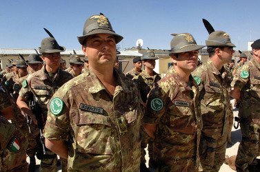 CONTINGENTE ITALIANO IN AFGHANISTAN MILITARI NATO CAMP INVICTA ISAF KABUL AFGHANISTAN