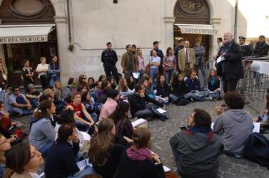 MANIFESTAZIONE SCUOLA LEZIONE DEI DOCENTI IN PIAZZA STUDENTI