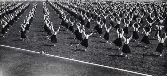 FASCISMO DONNE SPORT ALLIEVE GIOVANI ITALIANE STADIO DEI MARMI