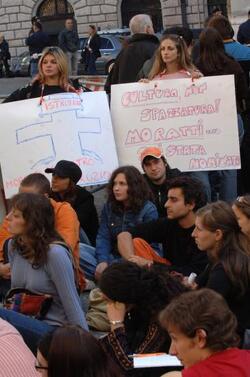 MANIFESTAZIONE SCUOLA LEZIONE DEI DOCENTI IN PIAZZA STUDENTI GIOVANI