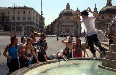 CALDO ESTATE TURISTI PIAZZA DEL POPOLO ACQUA ROMA