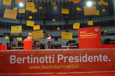 bandiere RIFONDAZIONE COMUNISTA fausto bertinotti POLITICO RIFONDAZIONE COMUNISTA