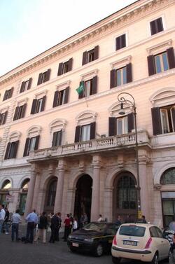 ULIVO SEDE PIAZZA SANTI APOSTOLI BANDIERE