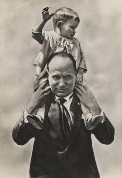 BENITO MUSSOLINI DUCE CON UN BAMBINO