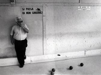 ANZIANI PENSIONATI GIOCANO A BOCCE