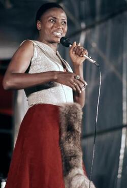 MIRIAM MAKEBA CANTANTE