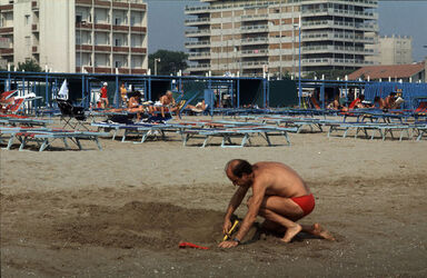 RICCIONE ESTATE TURISMO TURISTI SPIAGGIA SPIAGGE BAGNANTI MARE COSTUME ANNI 80 ANZIANI