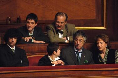 UMBERTO BOSSI CON LA MOGLIE E I FIGLI IN AULA DURANTE LA VOTAZIONE PER LA DEVOLUTION