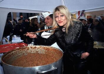 CAROLINA LUSSANA POLITICO MENTRE MANGIA