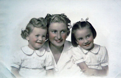 MARIO MONTI La madre Lavinia la sorella Claudia giovane