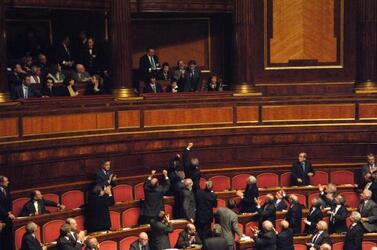 UMBERTO BOSSI CON LA MOGLIE E I FIGLI IN AULA DURANTE LA VOTAZIONE PER LA DEVOLUTION