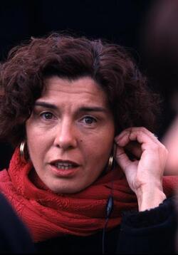 ANNA DONATI CON L AURICOLARE DEL TELEFONINO