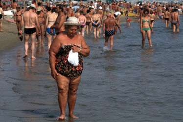 RICCIONE ESTATE TURISMO TURISTI SPIAGGIA SPIAGGE BAGNANTI MARE COSTUME ANNI 80 ANZIANI
