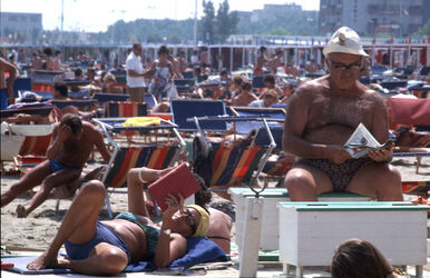 RICCIONE ESTATE TURISMO TURISTI SPIAGGIA SPIAGGE BAGNANTI MARE COSTUME ANNI 80 ANZIANI