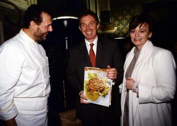 TONY BLAIR PRIMO MINISTRO INGLESE CON LA MOGLIE CHERIE E GIANFRANCO VISSANI
