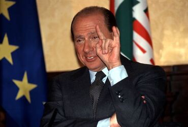 SILVIO BERLUSCONI FA IL GESTO SCARAMANTICO DELLE CORNA