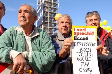 MANIFESTAZIONE L UNIONE CONTRO LA FINANZIARIA BANDIERE