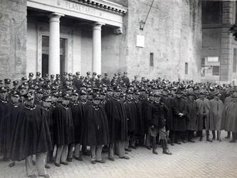 CADETTI DEL COLLEGIO MILITARE POSANO DAVANTI AL PLANETARIO FASCISMO ANNI 20