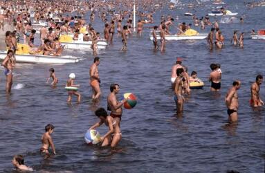 RICCIONE ESTATE TURISMO TURISTI SPIAGGIA SPIAGGE BAGNANTI MARE COSTUME ANNI 80 RICCIONE ESTATE TURISMO TURISTI SPIAGGIA SPIAGGE BAGNANTI MARE COSTUME ANNI 80