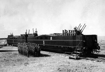 Benito Mussolini Duce dell Italia fascista visita il treno blindato donatogli dal Fuhrer