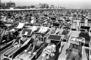 vacanze anni settanta turismo CALDO MARE SPIAGGIA TURISTI