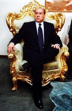 SILVIO BERLUSCONI PRESIDENTE DEL CONSIGLIO SUL TRONO