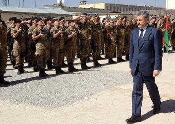 MASSIMO D ALEMA CONTINGENTE ITALIANO IN AFGHANISTAN MILITARI NATO CAMP INVICTA ISAF KABUL AFGHANISTAN
