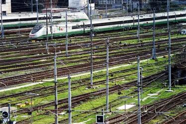 STAZIONE TERMINI TRENI BINARI FERROVIE TRENITALIA TRENO