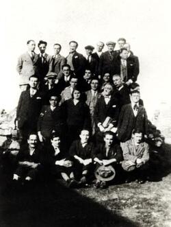 ANTONIO GRAMSCI CON UN GRUPPO DI CONFINATI POLITICI ALL ISOLA DI USTICA FONDATORE DEL PARTITO COMUNISTA ITALIANO