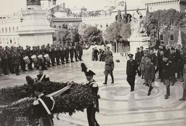 IL GENERALE ANTONESCU RENDE OMAGGIO AL MILITE IGNOTO