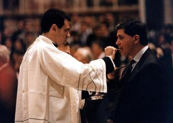 Rocco Buttiglione politico UDC Ministro Politiche Comunitarie ritratto mentre prende la comunione